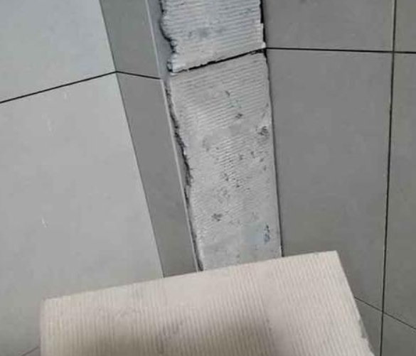 化德瓷砖空鼓维修公司分享下厨房瓷砖脱落的补救措施。